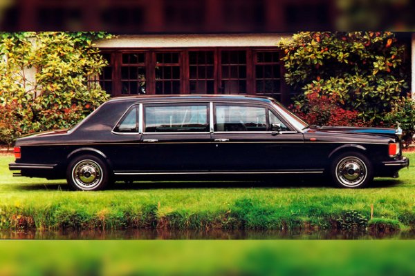 Изглежда, че това е просто разтегната версия на стандартния Silver Spirit. Дизайнерският отдел на Робърт Янкел удължава колата, но в същото време повдигна линията на предния капак и увеличава решетката на радиатора, прави каросерията с пет сантиметра по-висока, преработва задните колони и стъкления панел.

В кабината британците добавят няколко седалки, поставяйки ги срещу движението, инсталират два телевизора (за всеки пътнически ред), видеорекордер, подобрена аудио система и хладилник. Освен това изборът на довършителни материали става по-широк. От оригиналния седан Silver Spirit е запазено въздушното окачване, двигателя V8 6.75 и автоматичната кутия GM с три предавки.